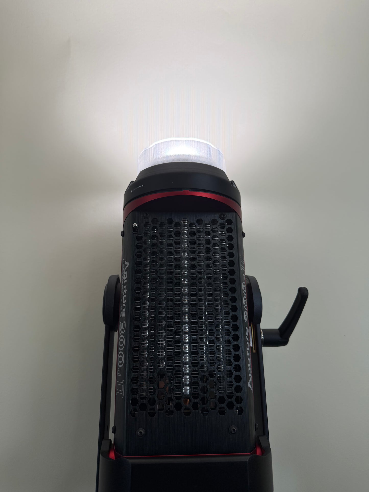 Aputure 300d II Daylight Balanced Point Source Lamp LSC300DII